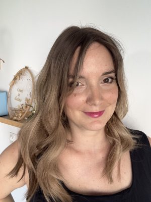 Volumateur capillaire light Emilia pour alopécie androgénétique, ombré chatain foncé avec longueurs blondes claires.