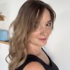 Volumateur capillaire light Emilia pour alopécie androgénétique, ombré chatain foncé avec longueurs blondes claires.