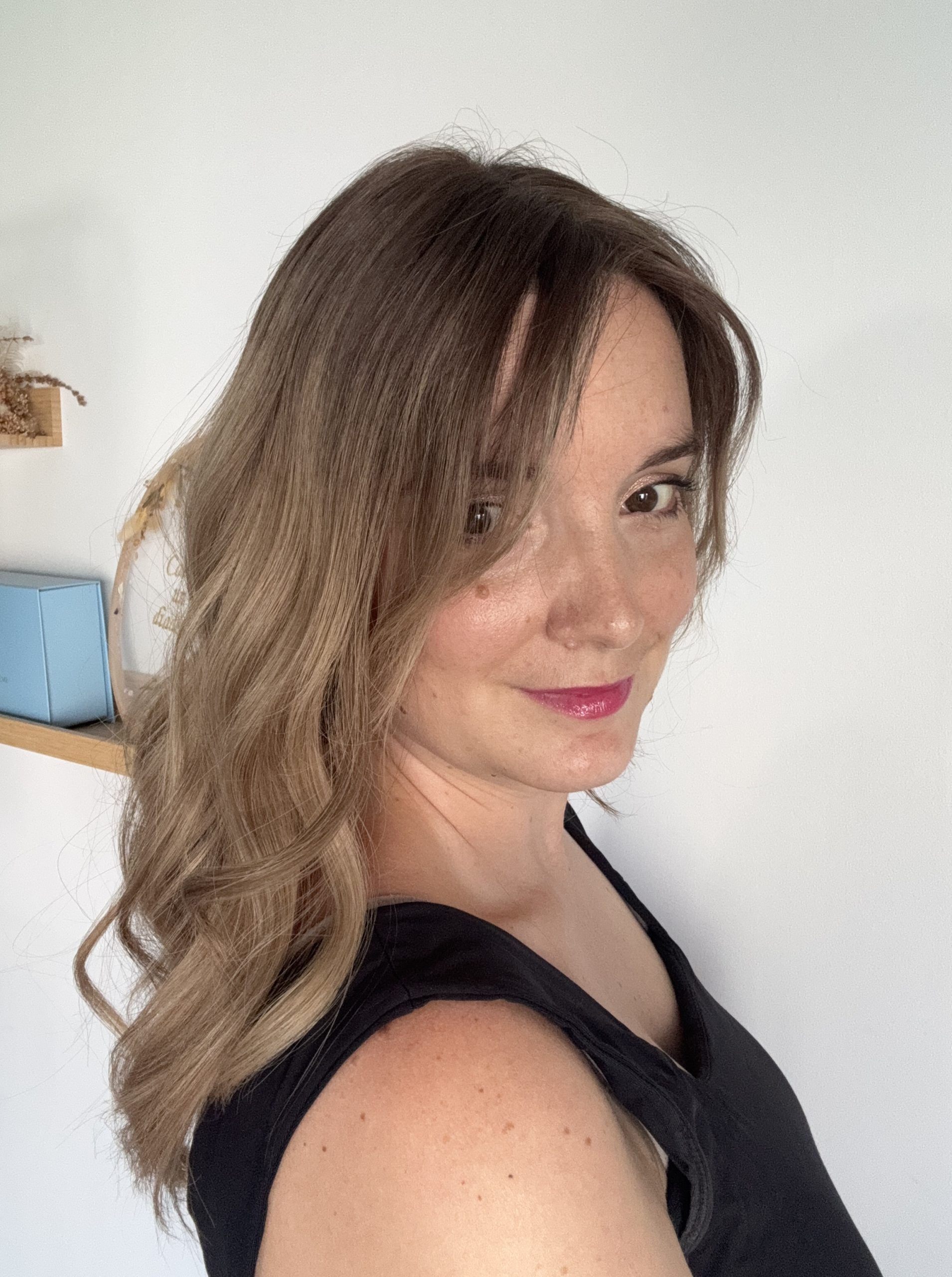 Volumateur capillaire light Emilia pour alopécie androgénétique, ombré chatain foncé avec longueurs blondes claires.