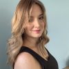 Volumateur capillaire light Emilia pour alopécie androgénétique, ombré chatain foncé avec longueurs blondes claires.