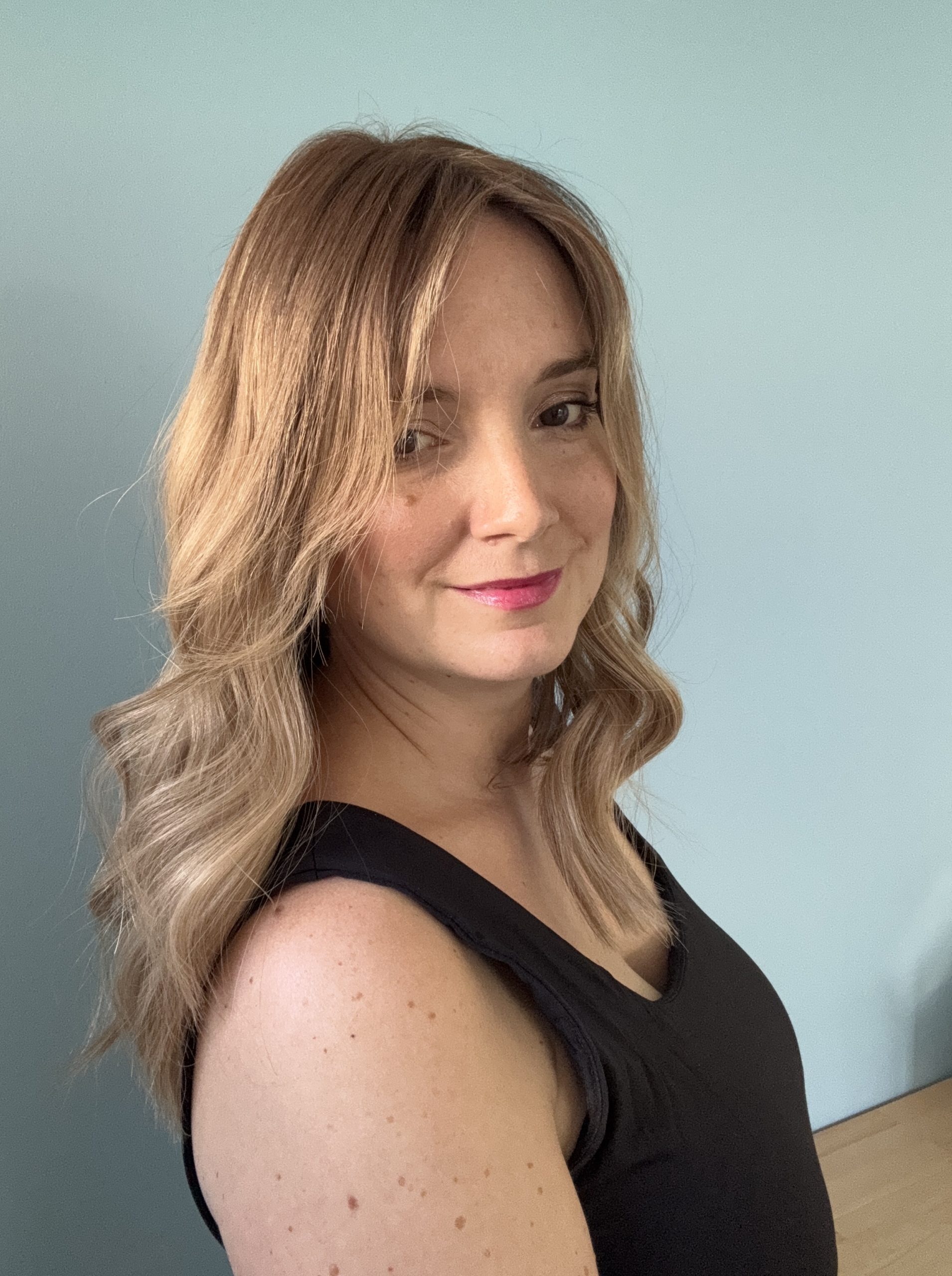 Volumateur capillaire light Emilia pour alopécie androgénétique, ombré chatain foncé avec longueurs blondes claires.