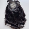 Volumateur capillaire chatain foncé ondulé en cheveux naturels. Idéale pour alopécie, cheveux fins et clairsemés ou manque de densité.